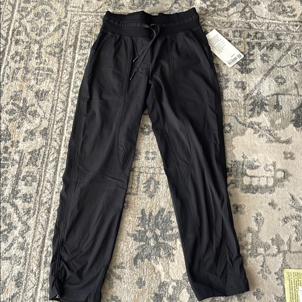 Lululemon dance studio MR crop pants